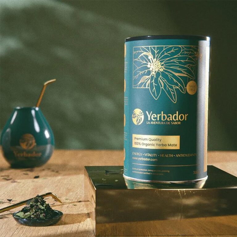Yerba mate w tubie obok susz yerba mate i w tle matero z bombillą