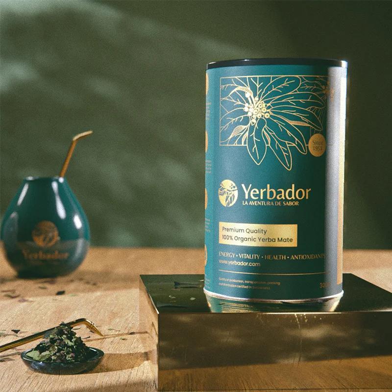 Yerba mate w tubie obok susz yerba mate i w tle matero z bombillą